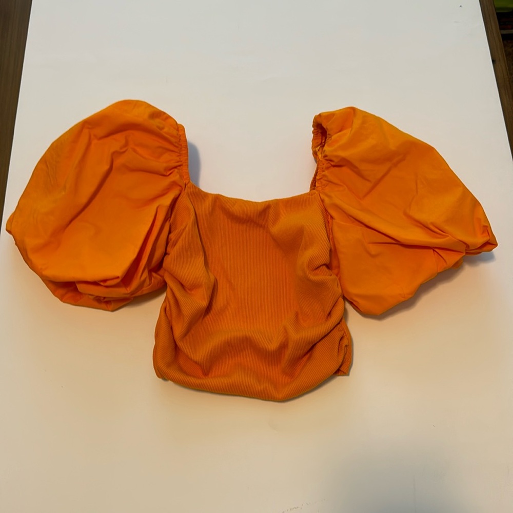 Zara crop top with bubble sleeves. Size small. In excellent condition!